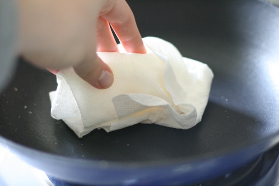 Paper towel oiling pan