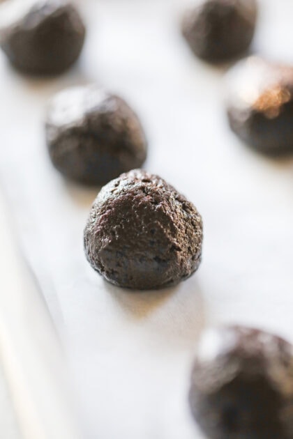 No Bake Oreo Cheesecake Balls - Lauren's Latest