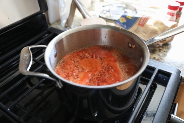 AMAZING Tomato Basil Tortellini Soup - Lauren's Latest