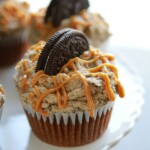 oreo chocolate peanut butter cupcakes on a cake stand