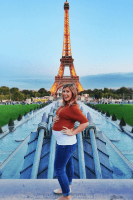 Pregnant Lauren in front of the Eiffel Tower