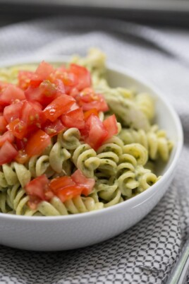chicken pesto pasta with tomatoes on top