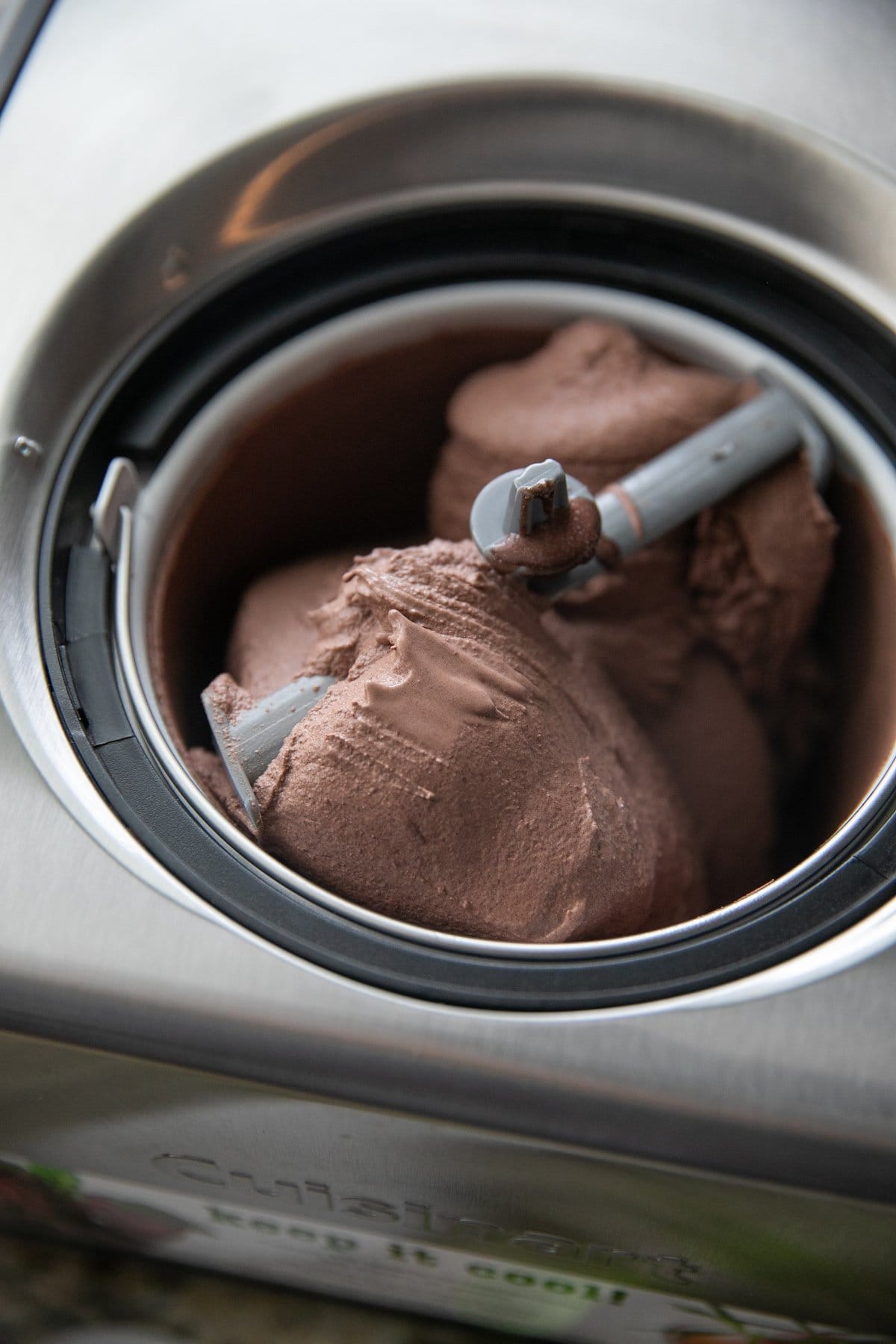 Mesin es krim dalam wadah es krim