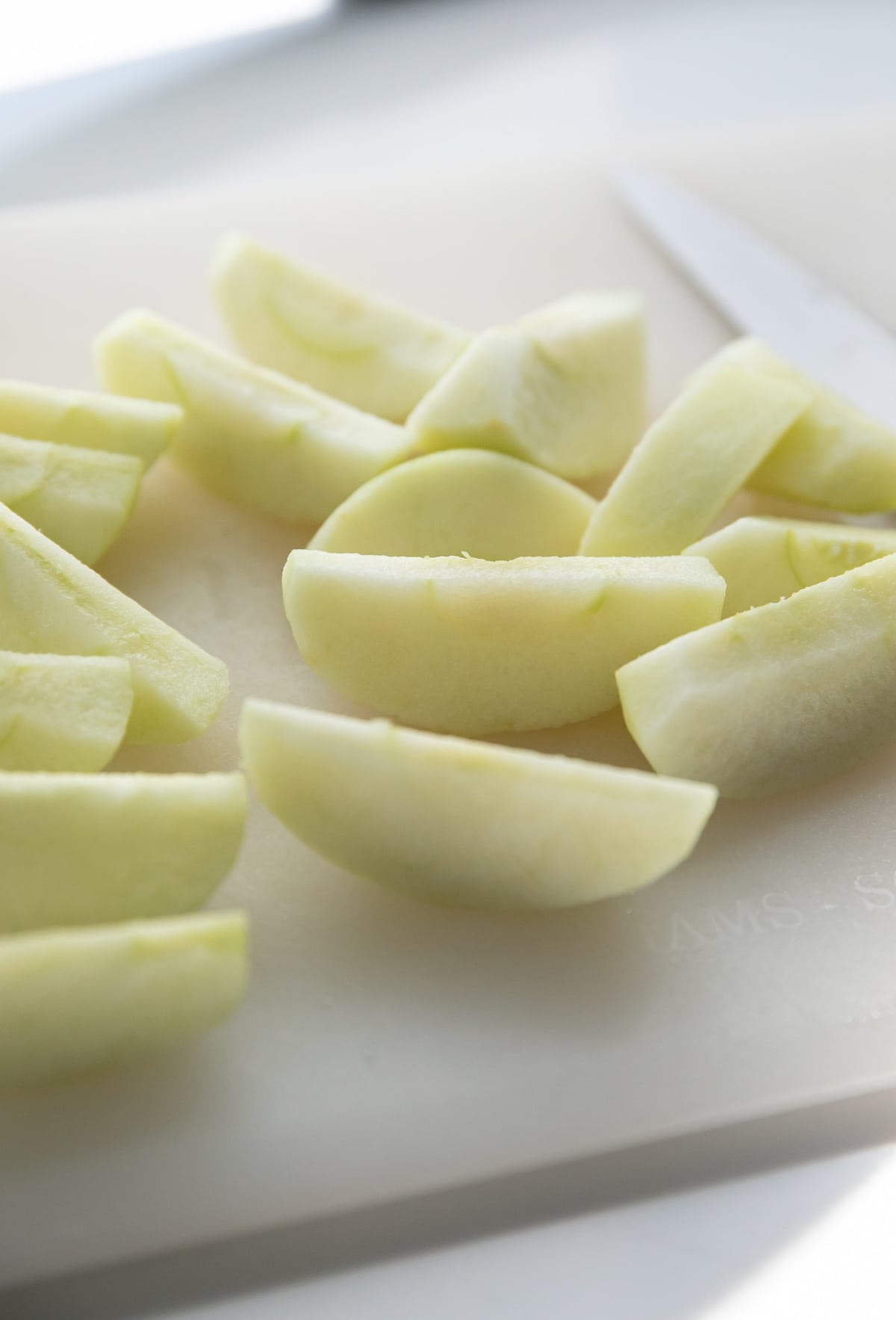 sliced granny smith apples on cutting board