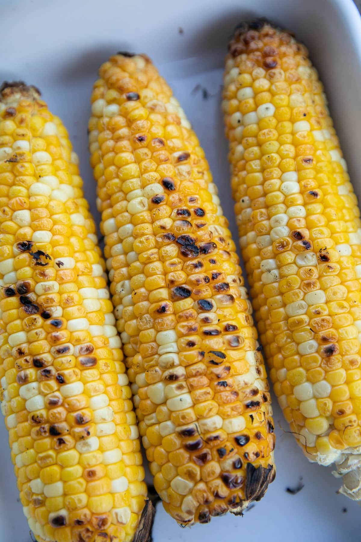 trzy kłosy grillowanej kukurydzy
