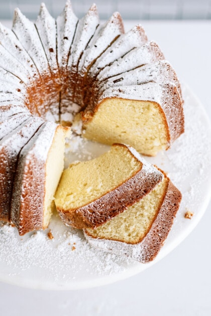 Vanilla-bundt-cake with slices cut