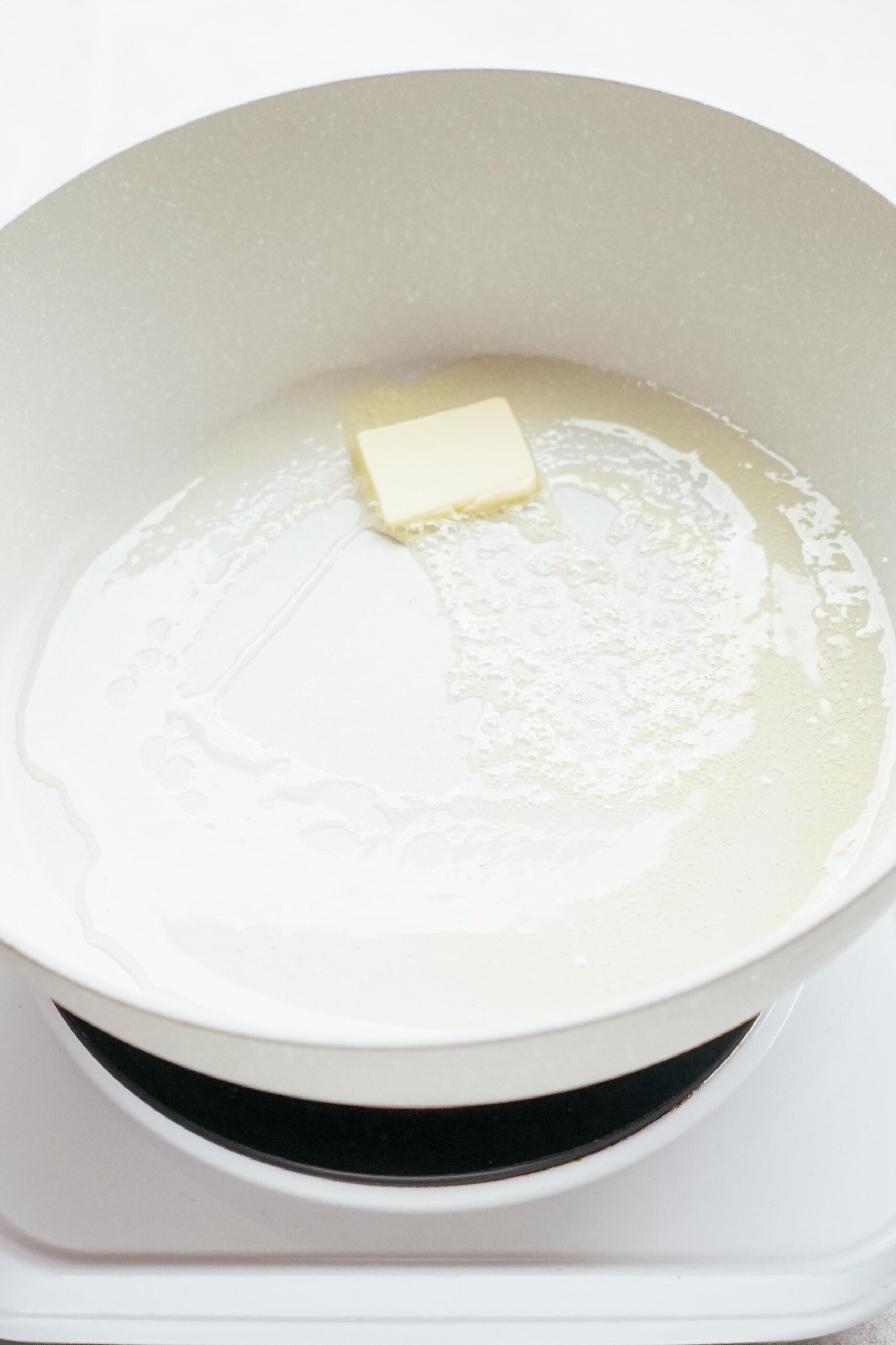 एक कड़ाही में मक्खन पिघल रहा है