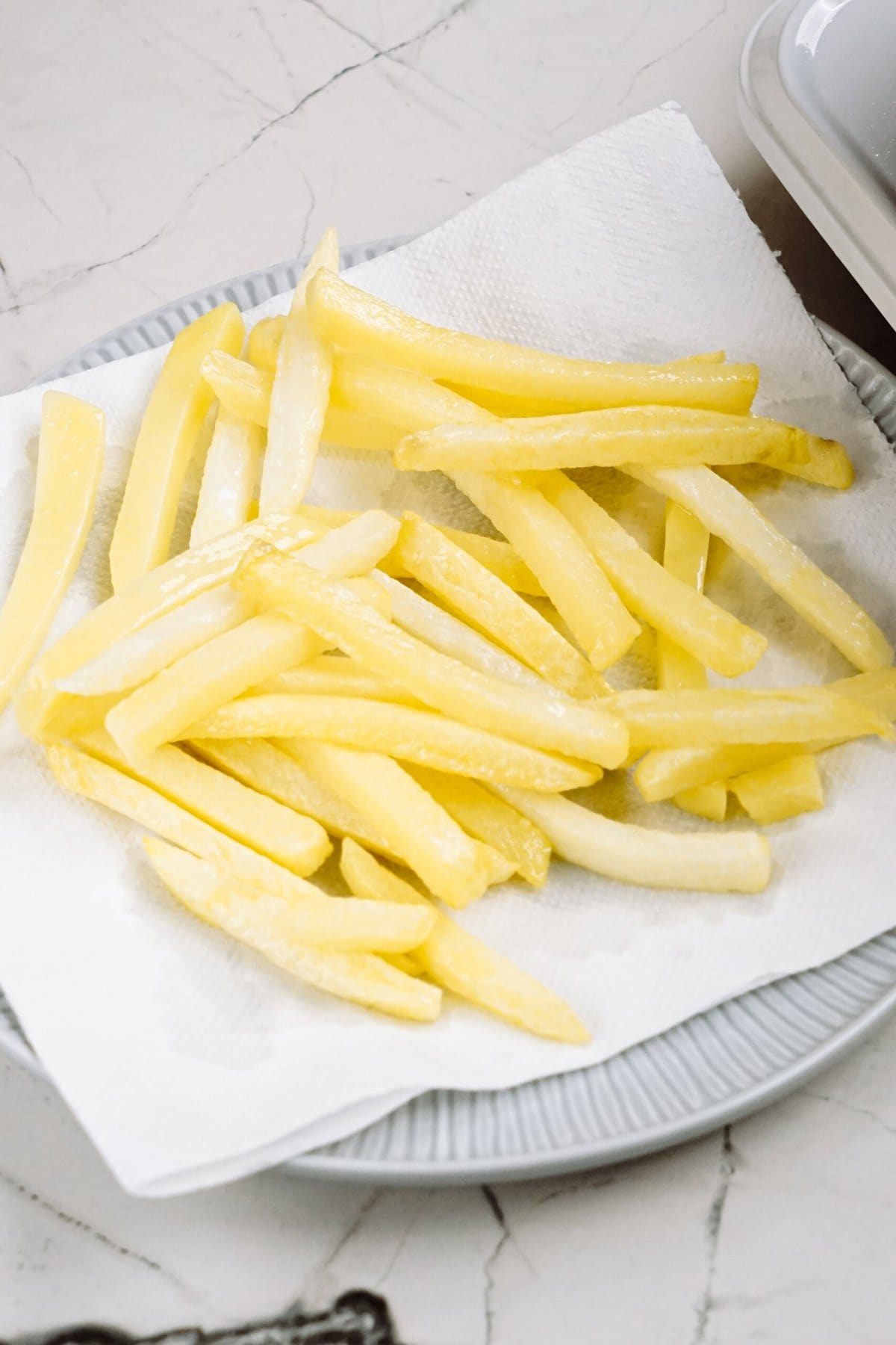 pomme frites draining on paper towels