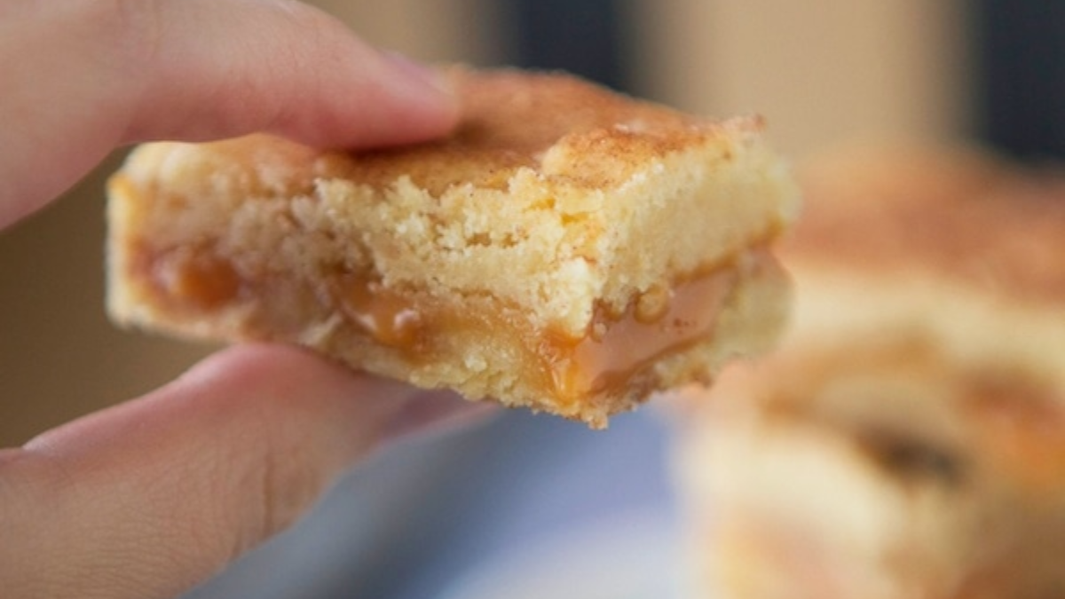 Caramel Snickerdoodle Bars. Photo credit Lauren's Latest.