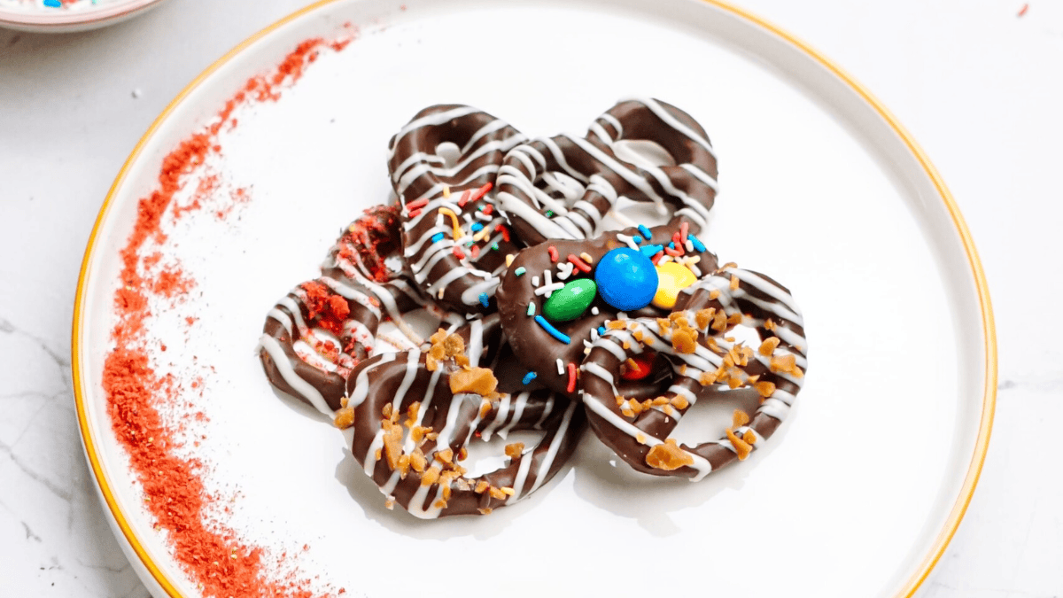 Chocolate Covered Pretzels (So Easy!). Photo credit Lauren's Latest.