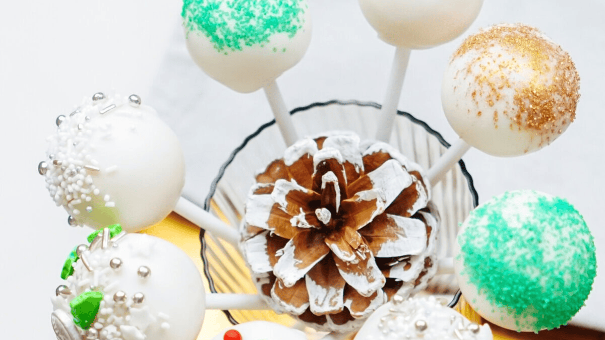 Christmas Cake Pops Recipe. Photo credit Lauren's Latest.