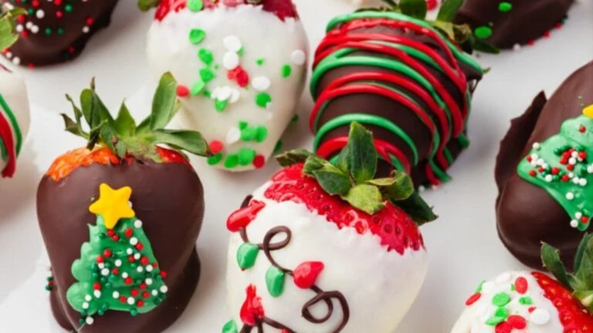 Christmas Chocolate Covered Strawberries Recipe. Photo credit Intentional Hospitality.