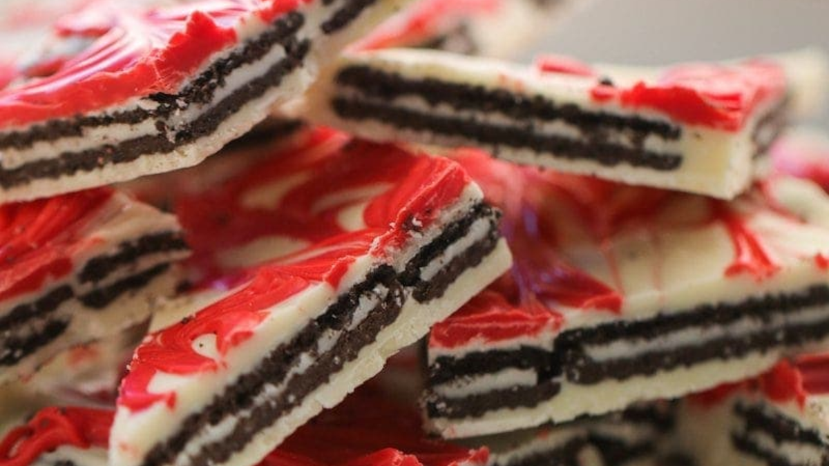 Christmas Oreo Bark. Photo credit Lauren's Latest.