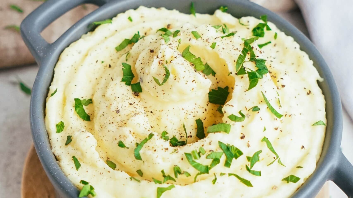 Crockpot Mashed Potatoes (No Chicken Broth). Photo credit Lauren's Latest.