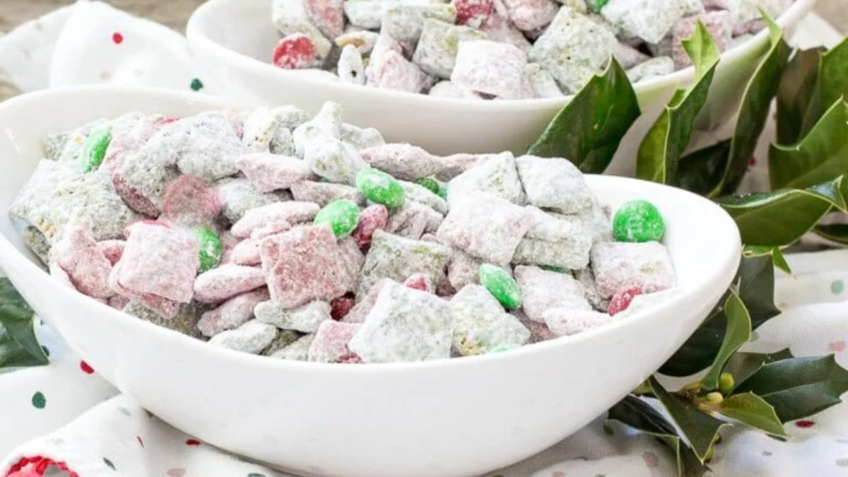 Easy Christmas Puppy Chow Recipe. Photo credit Lauren's Latest.