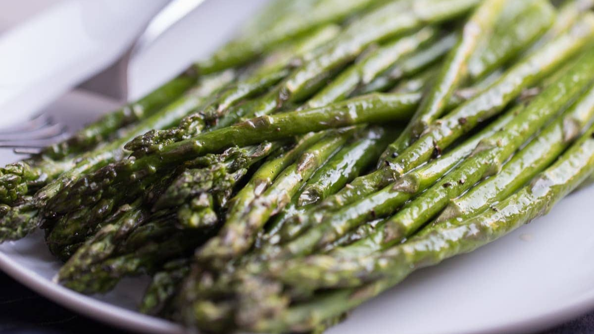 Oven Roasted Asparagus Recipe. Photo credit Lauren's Latest.