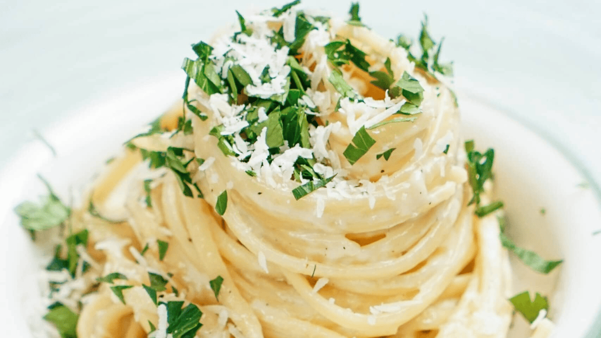 15 Minute Parmesan Garlic Linguine Pasta. Photo credit Lauren's Latest.