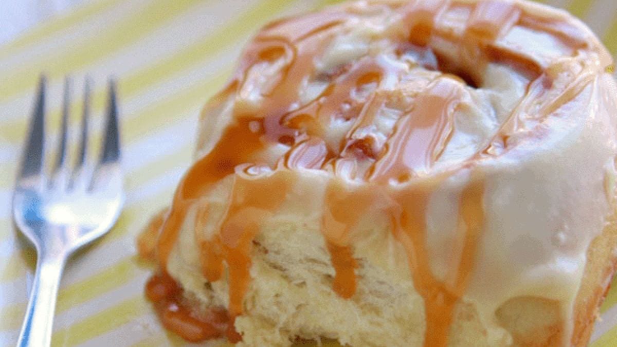 Caramel Apple Cinnamon Rolls. Photo credit Lauren's Latest.