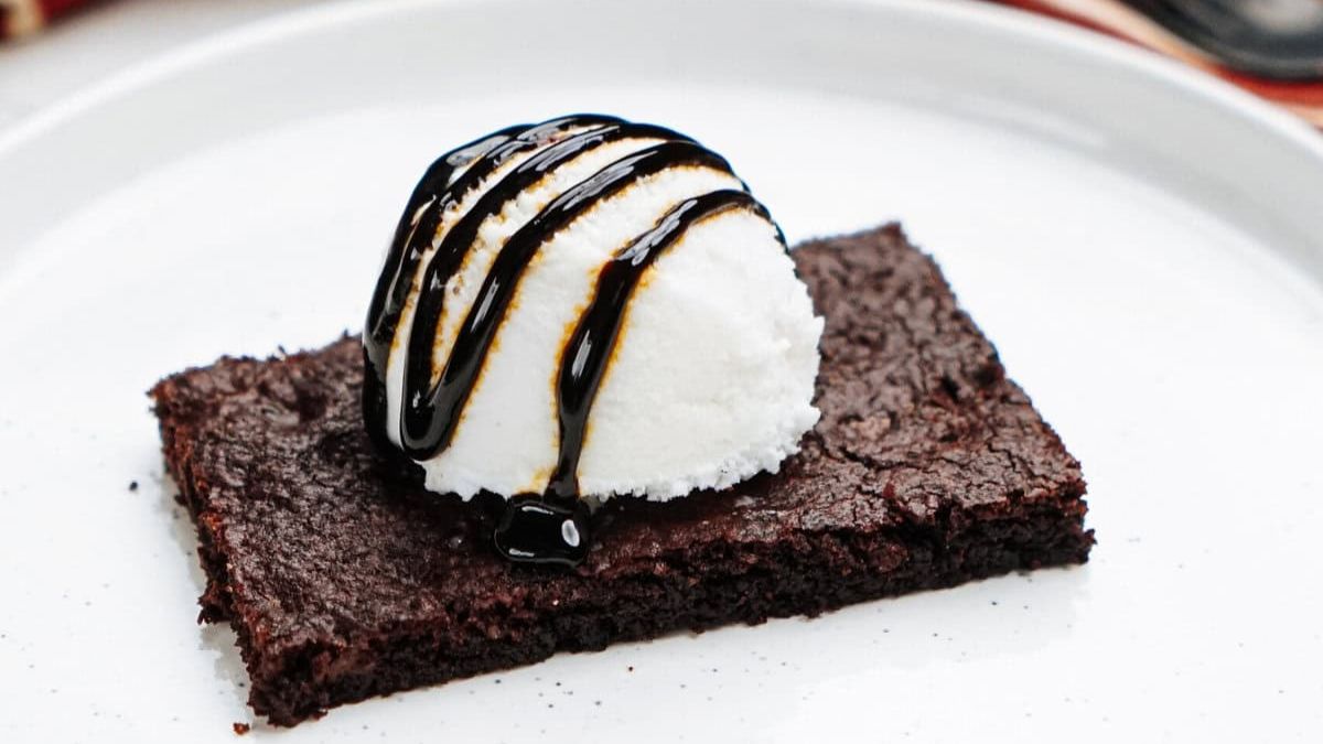 Double Chocolate Cookie Bars With Ice Cream!. Photo credit Lauren's Latest.