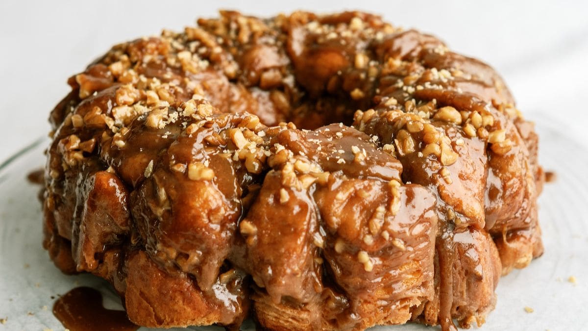 Easiest Monkey Bread (Canned Biscuits Recipe). Photo credit Best Desserts.