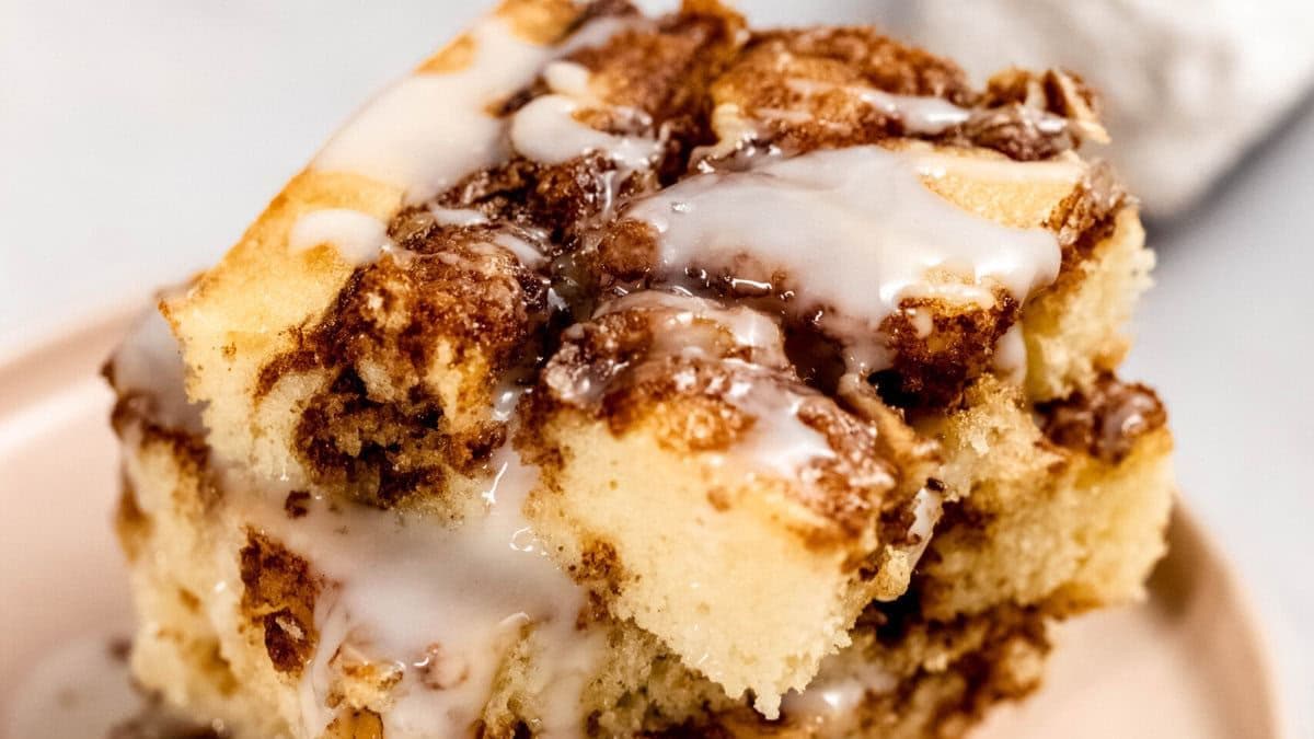 Easy Cinnamon Roll Cake Recipe. Photo credit Lauren's Latest.