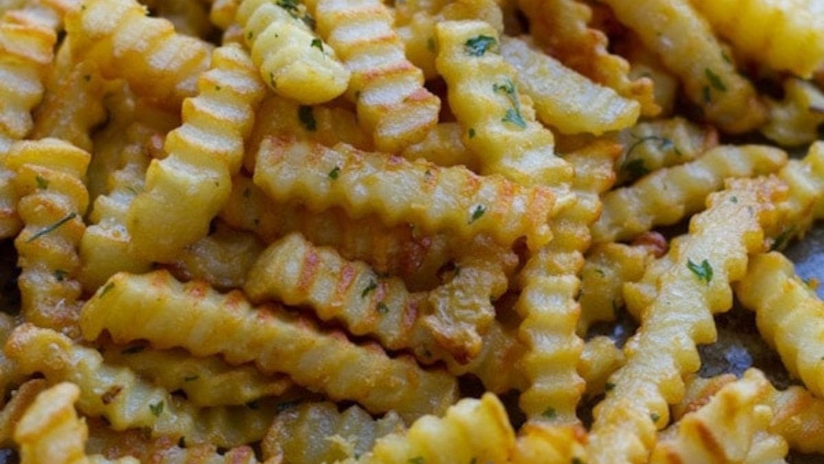 Easy Garlic Fries Recipe. Photo credit Lauren's Latest.