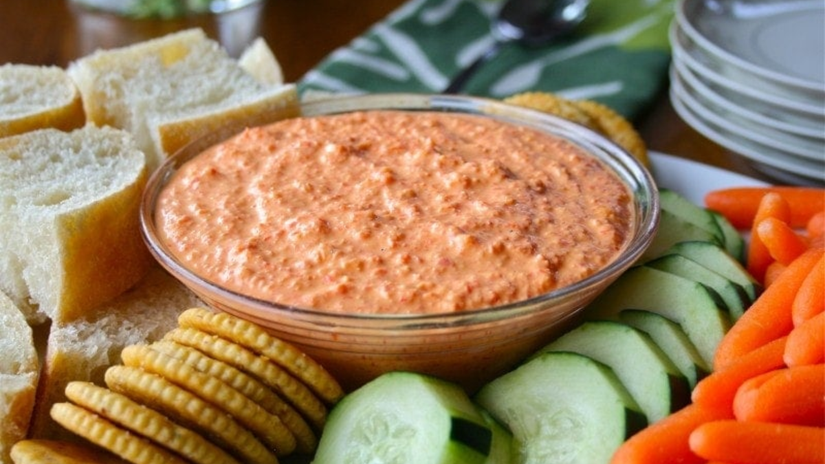 Easy Roasted Red Pepper Dip. Photo credit Lauren's Latest.