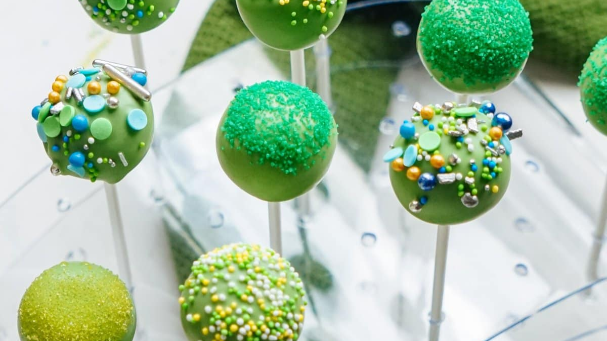 St. Patrick's Day Cake Pops. Photo credit Lauren's Latest.