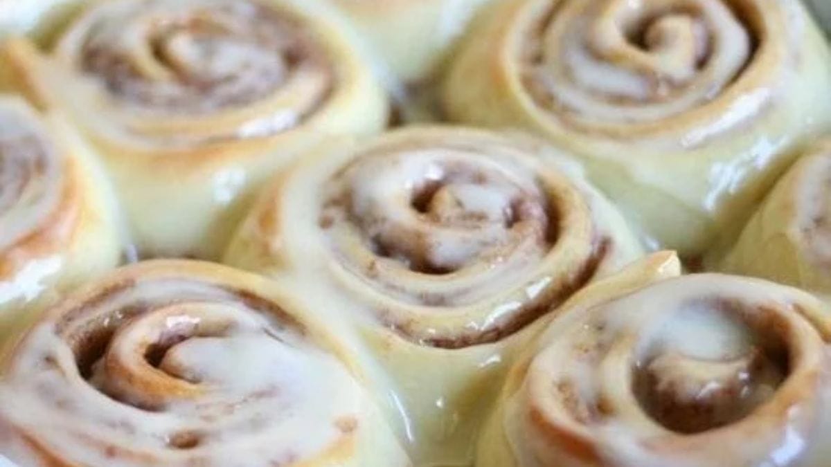 The Best Homemade Cinnabon Cinnamon Rolls. Photo credit Lauren's Latest.