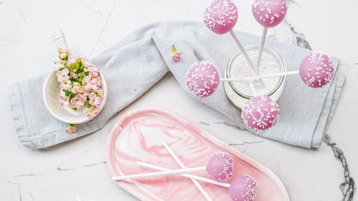 Starbucks Cake Pop Recipe. Photo credit Lauren's Latest.