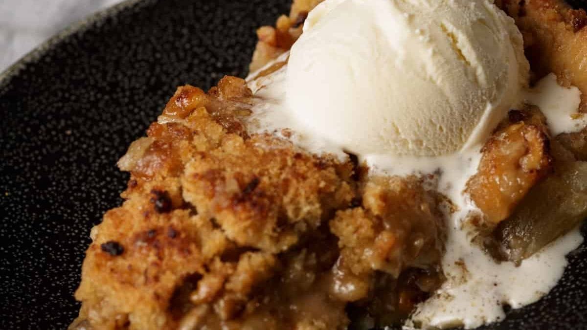 Easy Apple Crumb Pie With Homemade Crust. Photo credit Butter and Baggage.