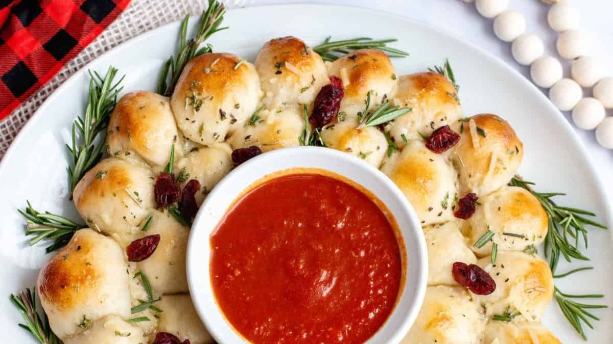 Cheesy Pull Apart Bread Christmas Wreath. Photo credit Southern Plate.
