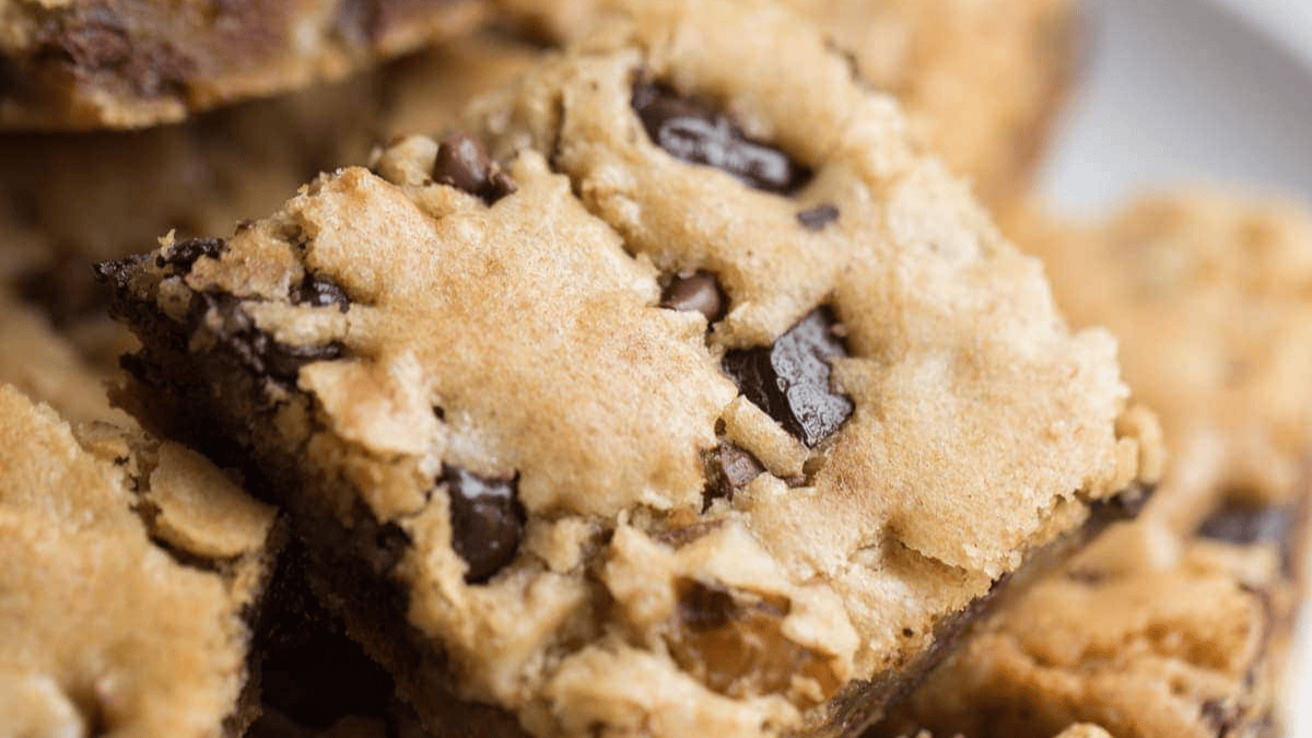 Easy Chocolate Chip Cookie Bars. Photo credit Lauren's Latest.