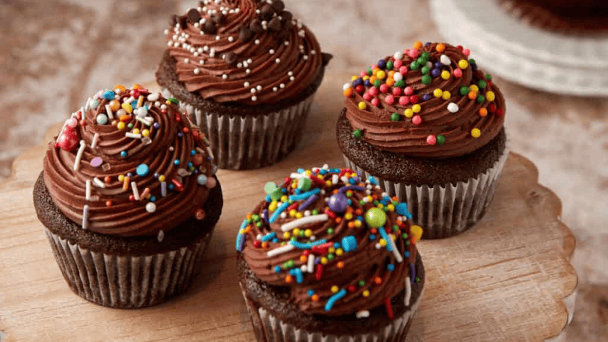 Rich And Creamy Chocolate Cream Cheese Cupcakes. Photo credit Easy Southern Desserts.
