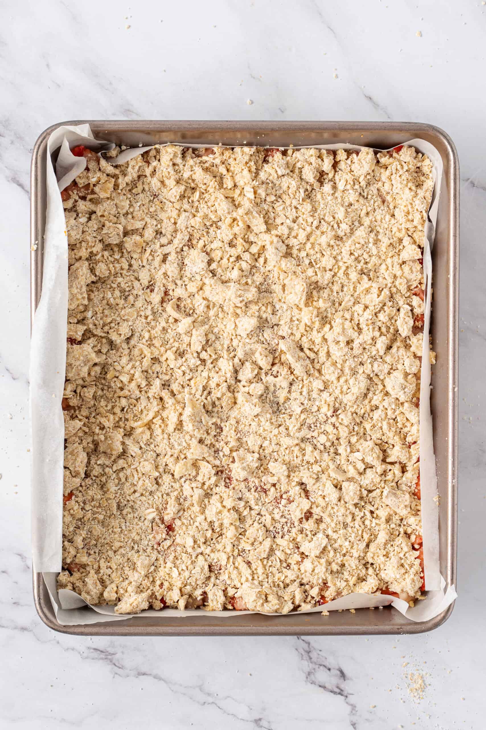 crumble topping sprinkled evenly over the strawberry filling.